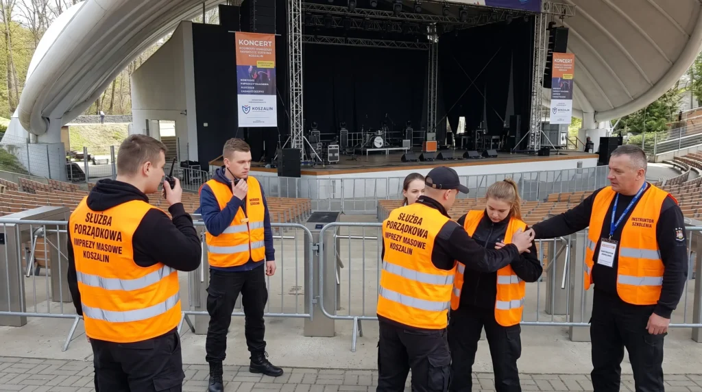 Członkowie służby porządkowej podczas zabezpieczenia koncertu - szkolenie imprezy masowe Koszalin